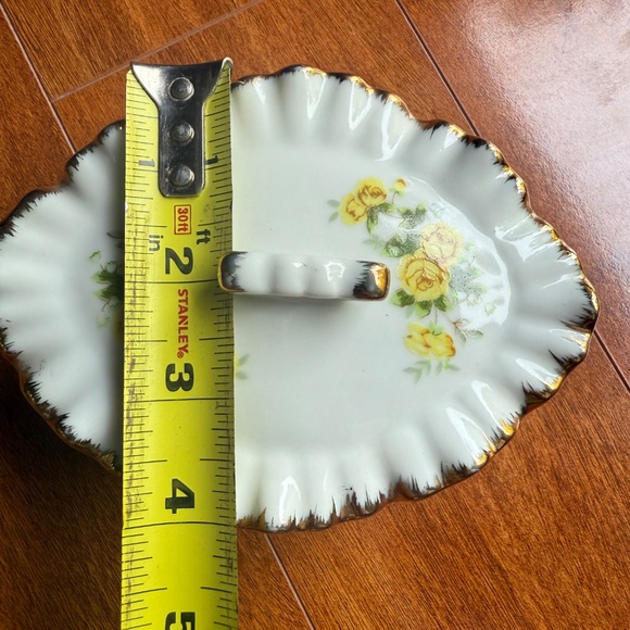 Porcelain Trinket Box Footed Hand Painted With Flowers Ruffled Lid Marked White. - Picture 11 of 12